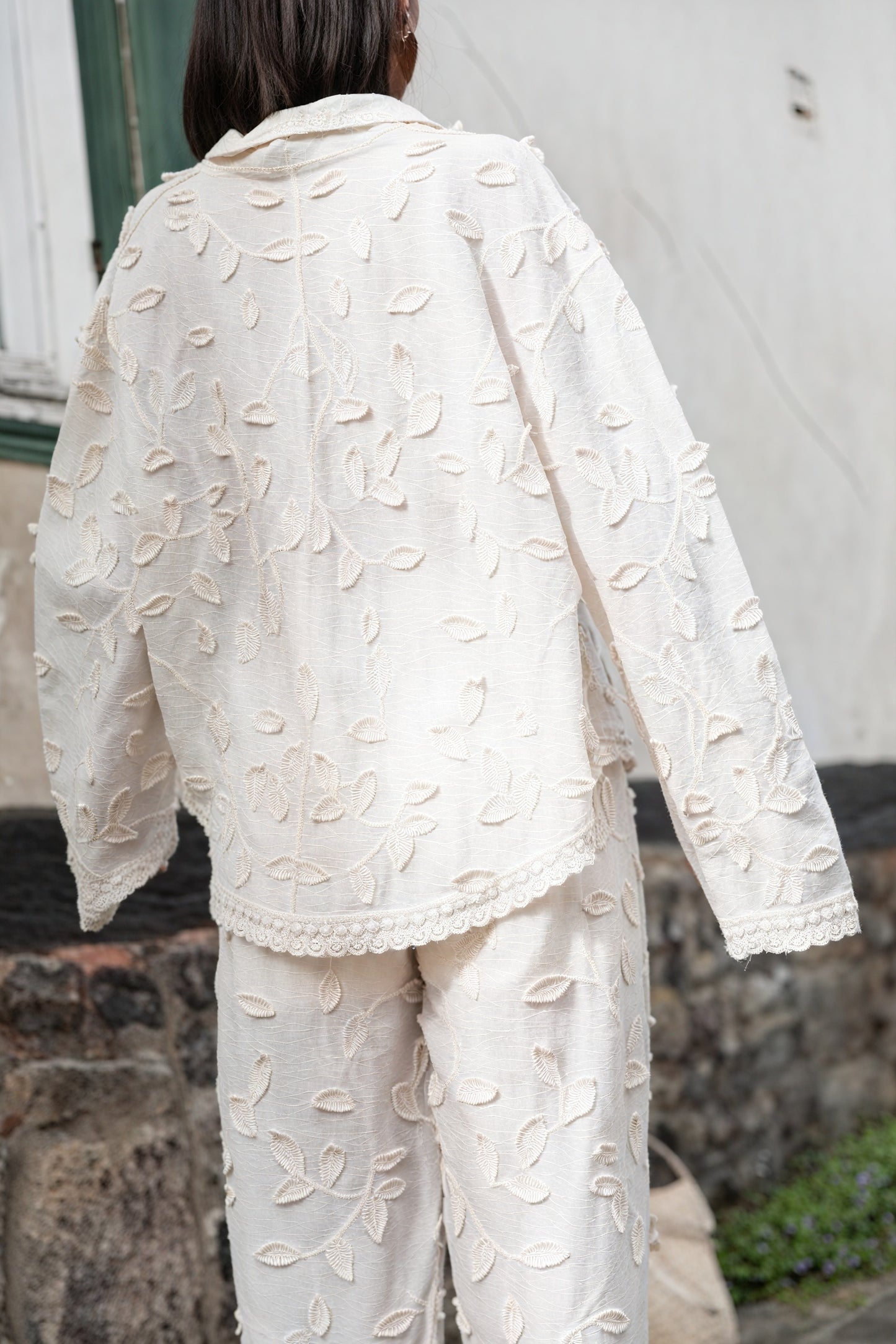 Conjunto Ligero Bordado con Botones de Perla