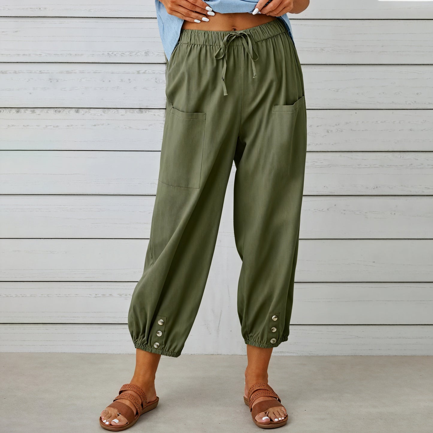Pantalones Fluidos con Detalles Distintivos