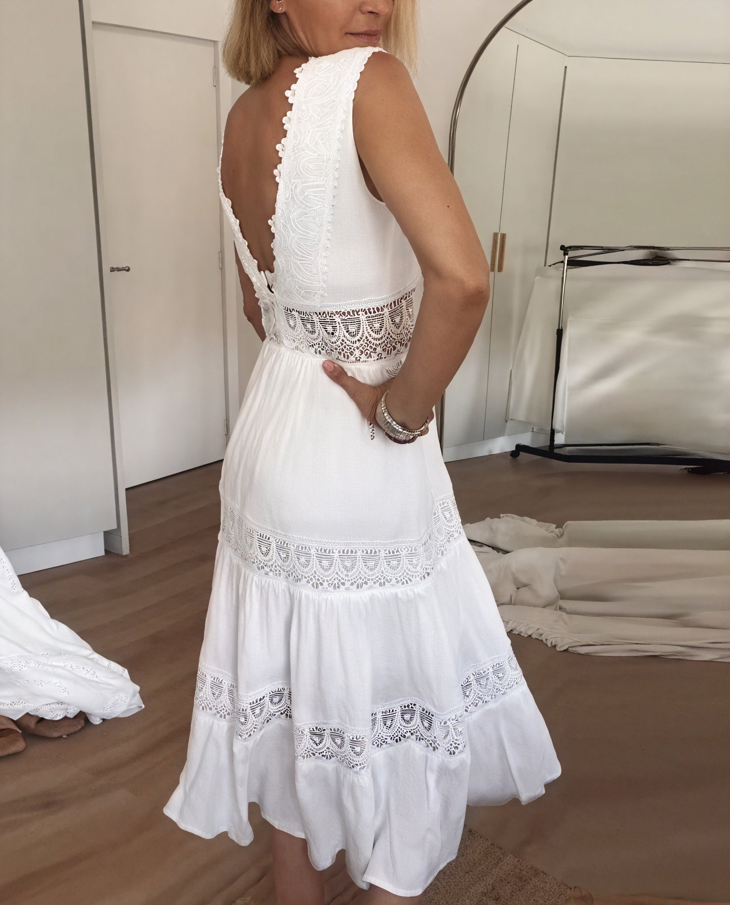 Vestido Maxi Fluido con Detalles de Encaje