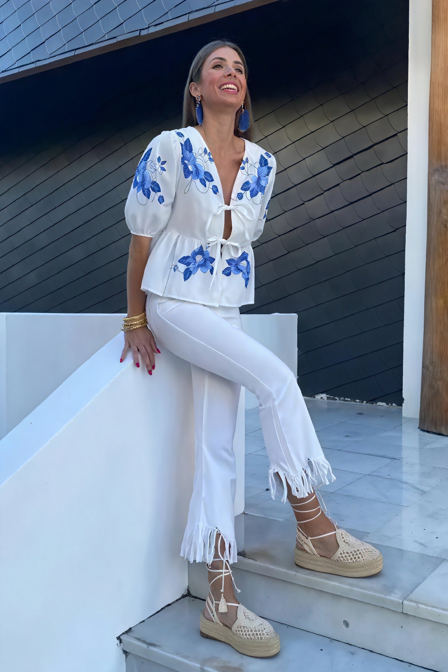 Blusa Blanca Bordada Floral para Mujer – Escote V con Lazo, Manga Corta, Tejido Ligero-83305-8b94dec0-4230-4bc6-9b55-86bc6e7fc929