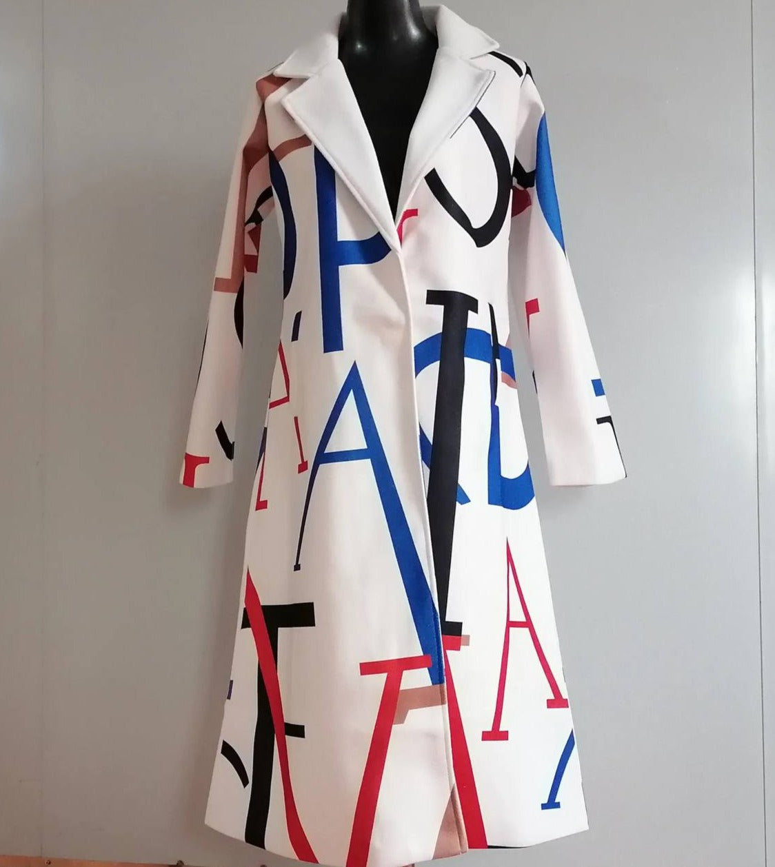 Abrigo Largo de Mujer – Crema, Mezcla de Lana, Diseño de Letras Audaces, Corte Relajado-55072-59499662115159