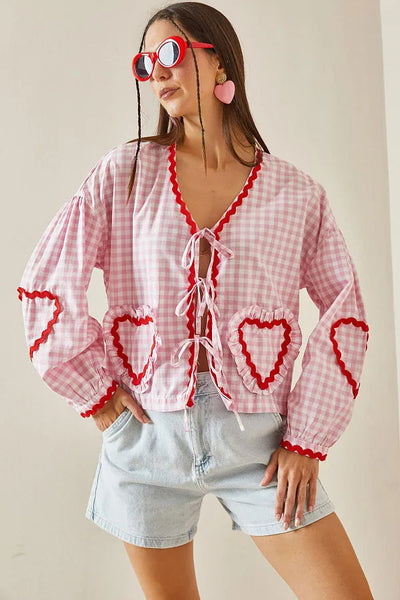 Blusa Gingham con Bolsillos Corazón y Lazo Delantero