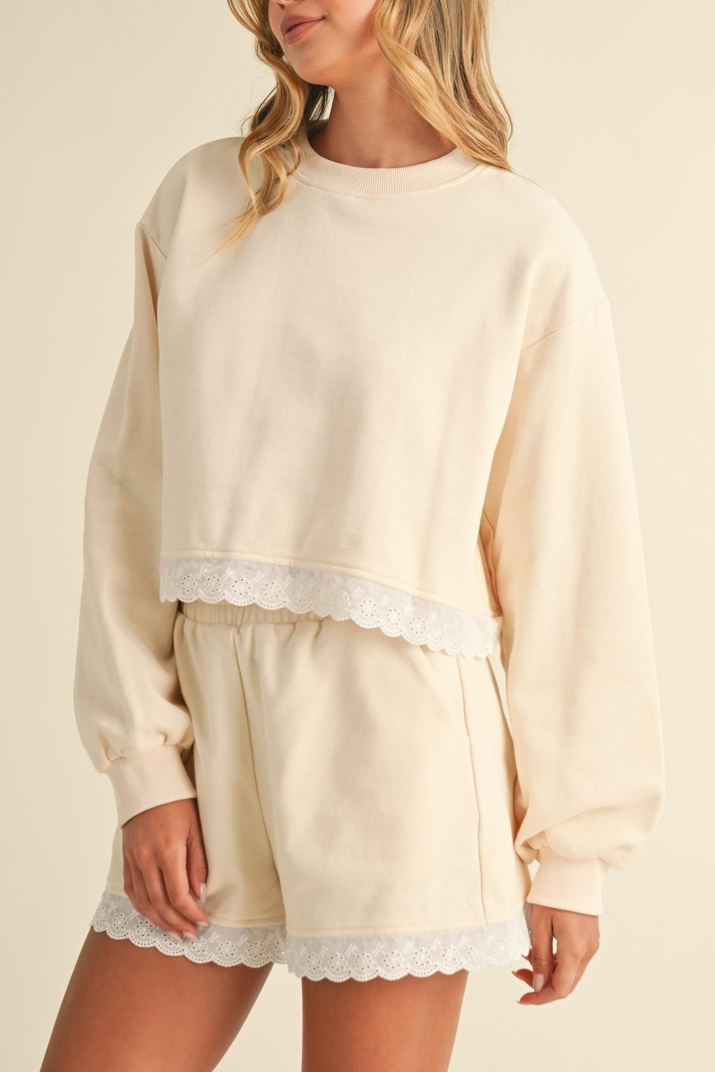 Conjunto Relaxed Top Corto y Shorts de Encaje