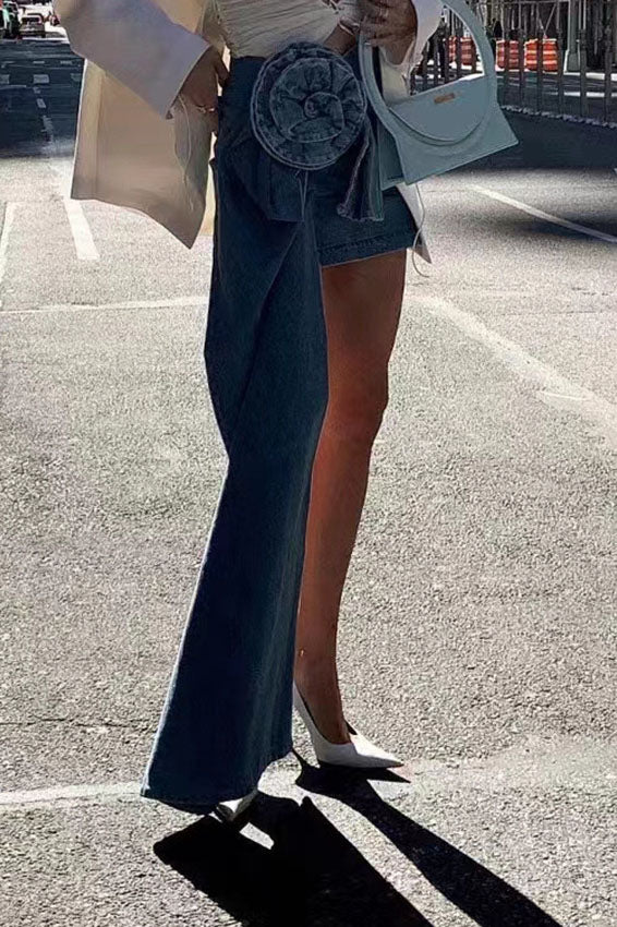 Falda Denim Asimétrica con Flor Esculpida