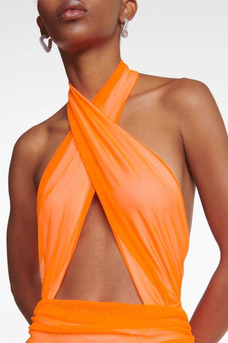 Vestido Halter con Abertura y Falda Plisada