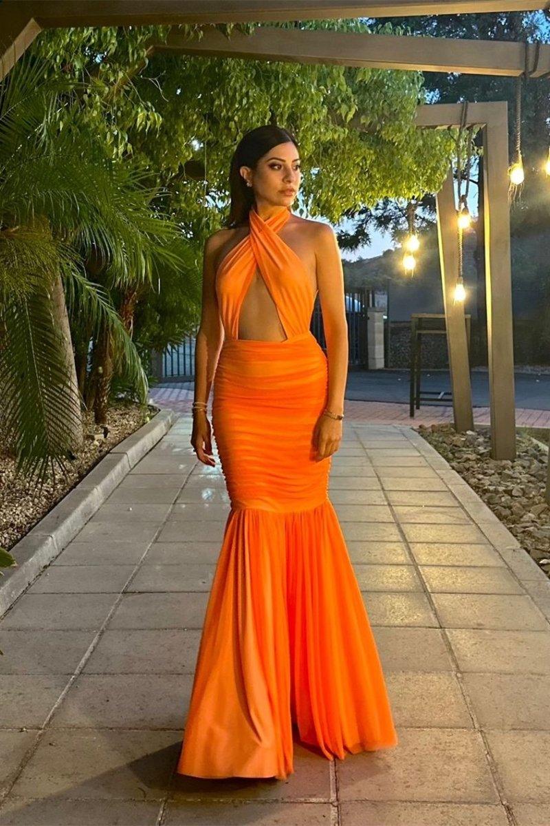 Vestido Halter con Abertura y Falda Plisada