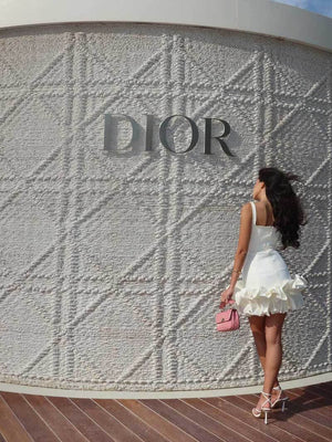 Vestido Mini con Volantes Dinámicos