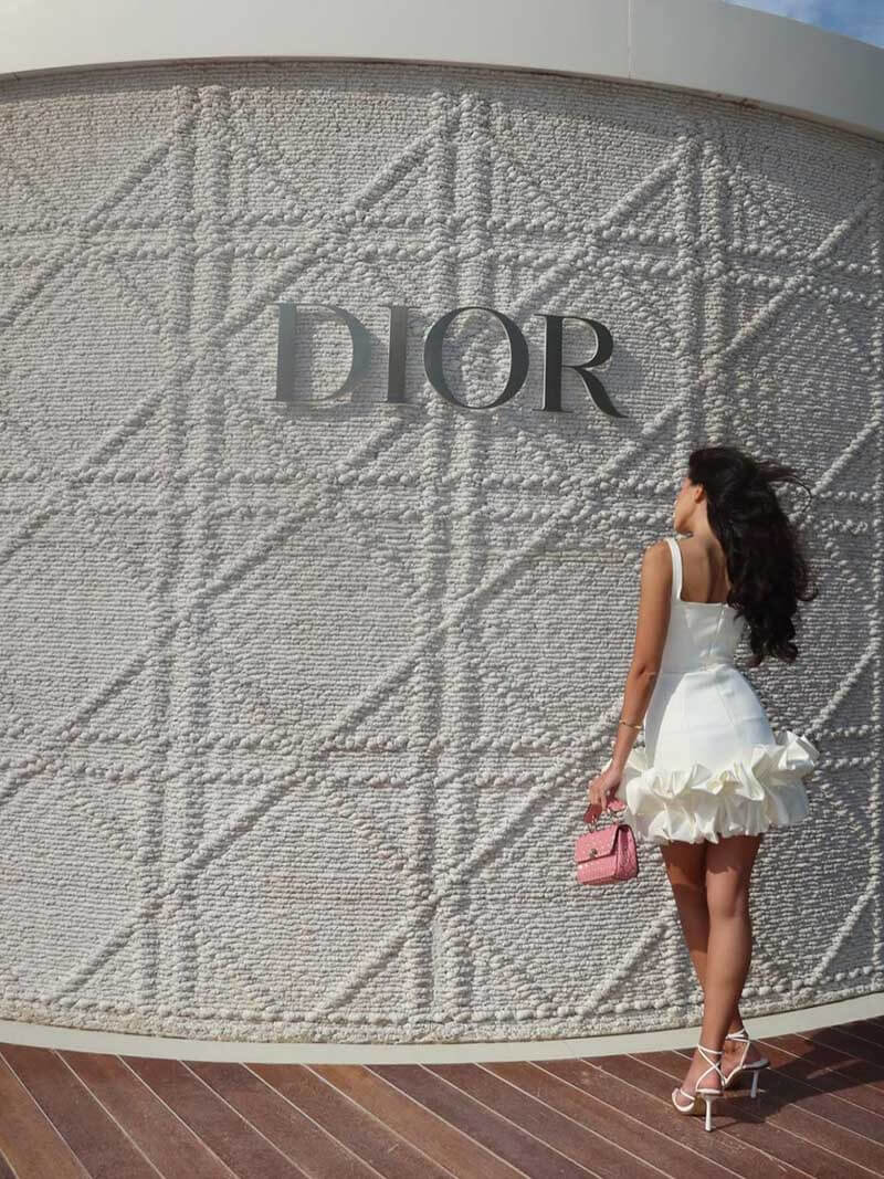 Vestido Mini con Volantes Dinámicos