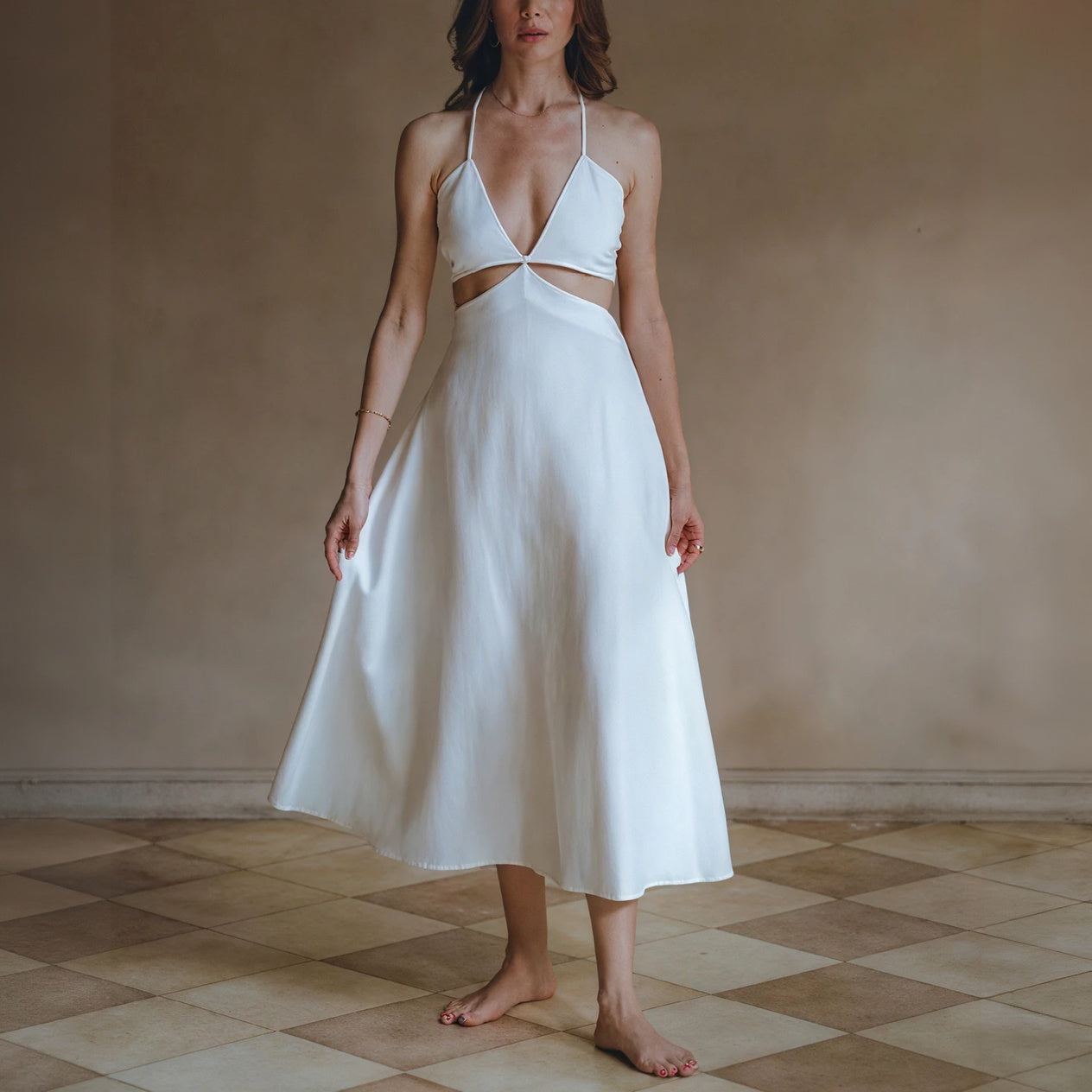 Vestido Elegante con Detalles Modernos