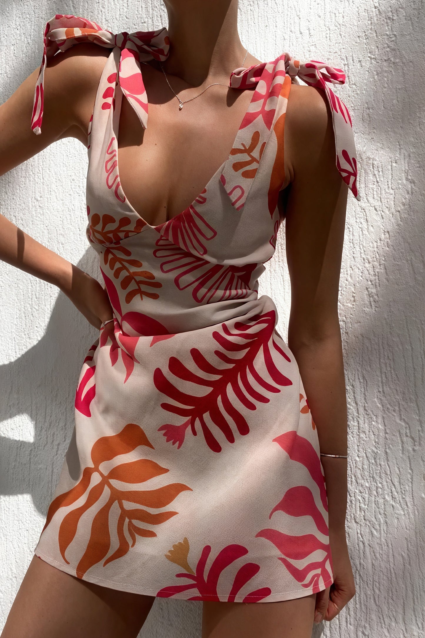 Vestido Mini Floral con Tirantes Anudados