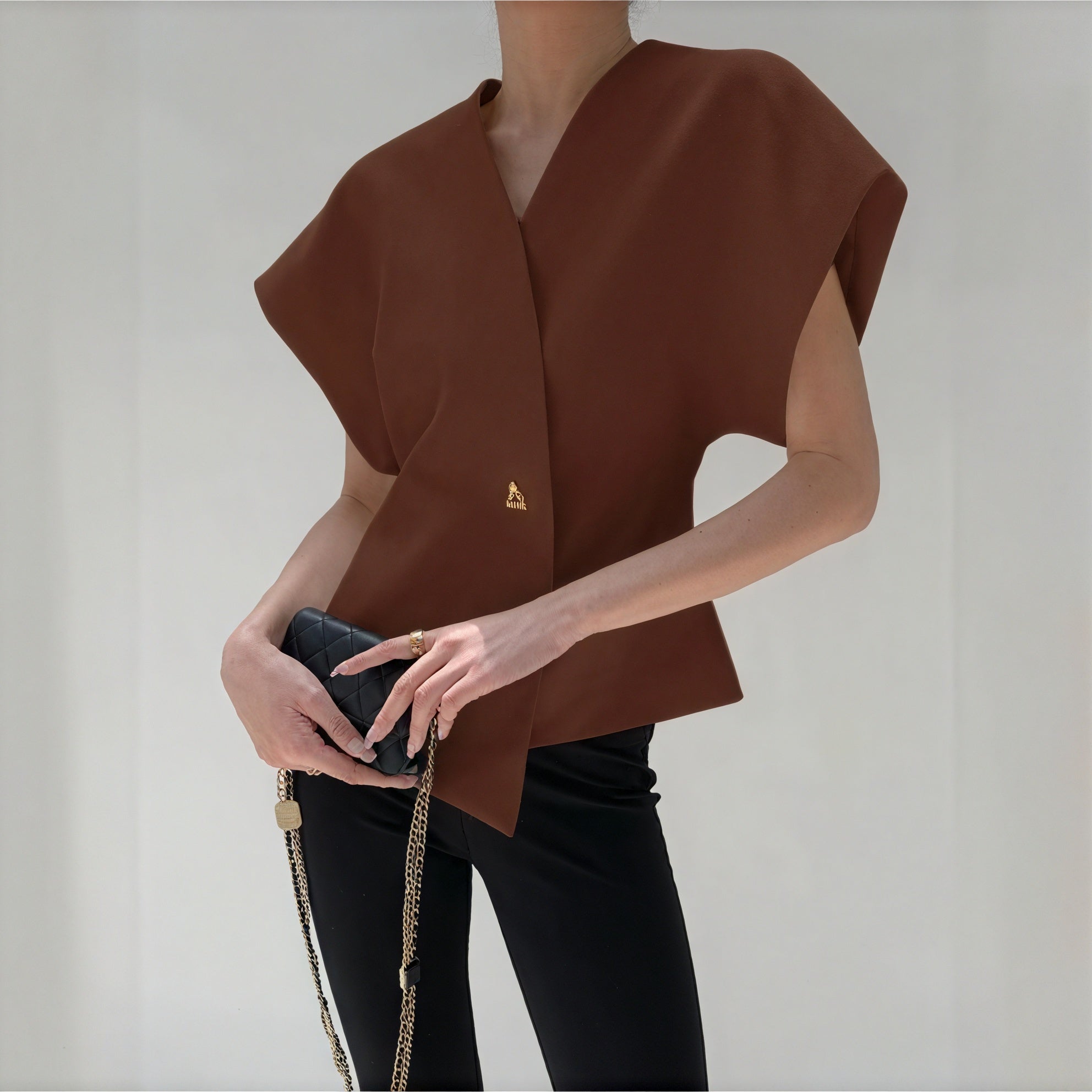 Top Elegante con Detalle Dorado Sofisticado