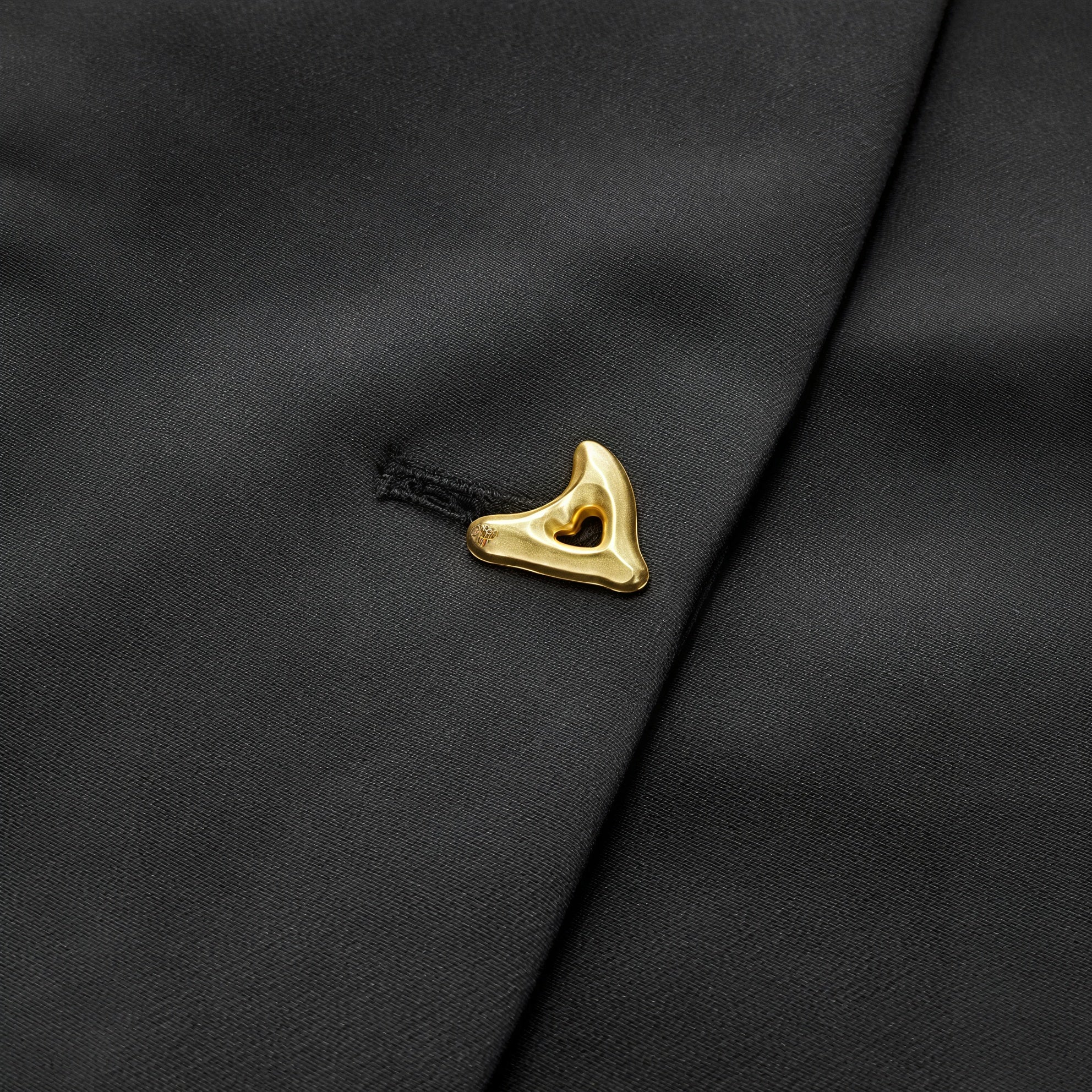 Top Elegante con Detalle Dorado Sofisticado