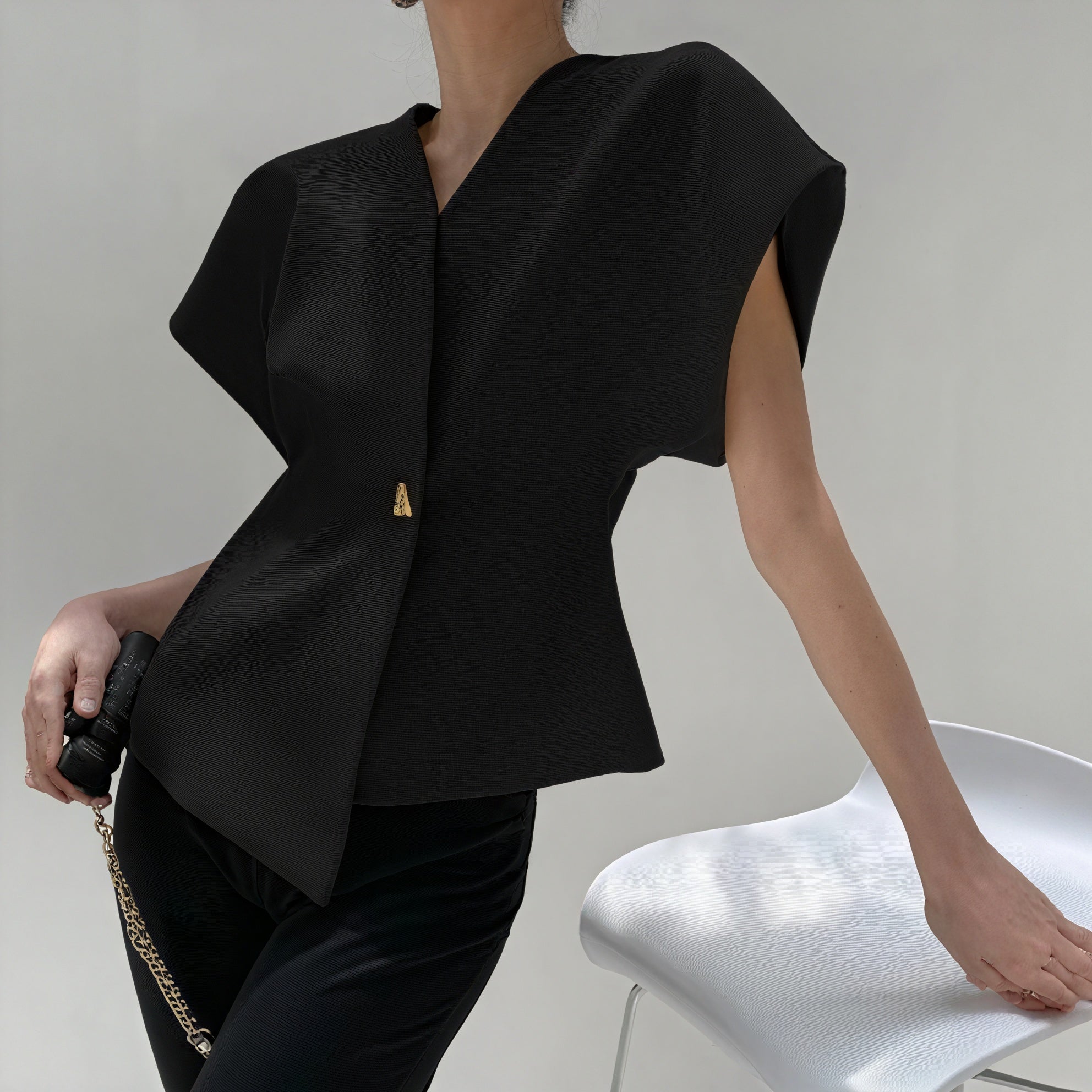 Top Elegante con Detalle Dorado Sofisticado