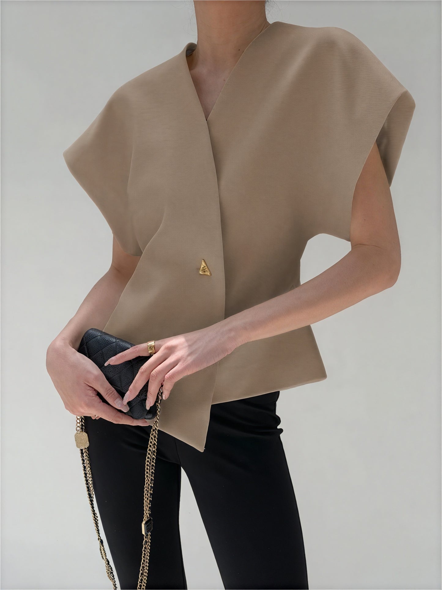 Top Elegante con Detalle Dorado Sofisticado