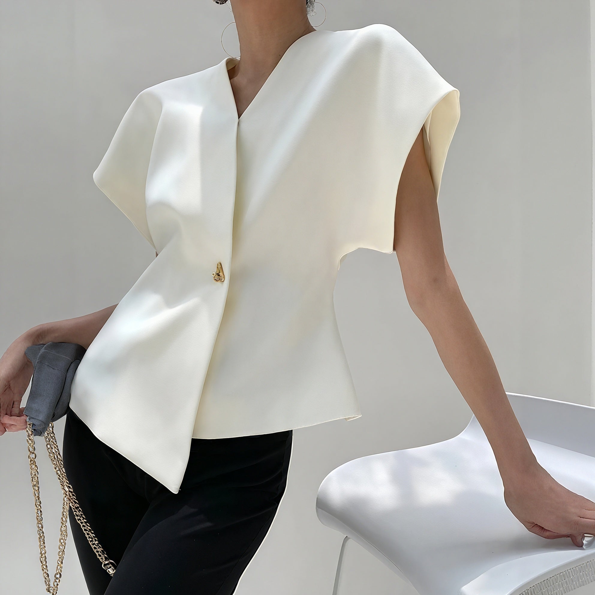Top Elegante con Detalle Dorado Sofisticado