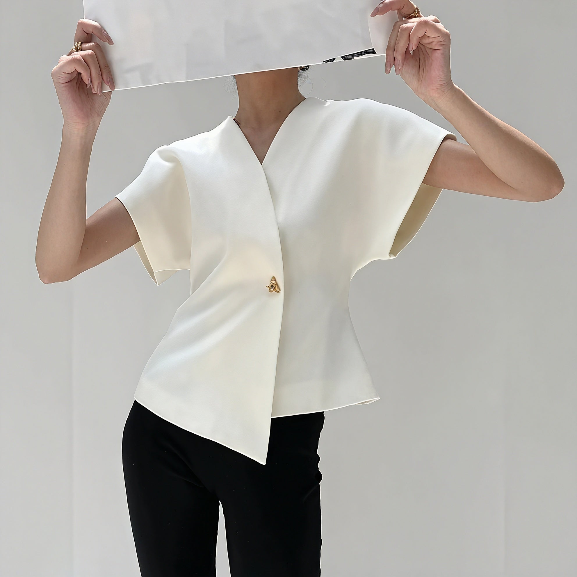 Top Elegante con Detalle Dorado Sofisticado