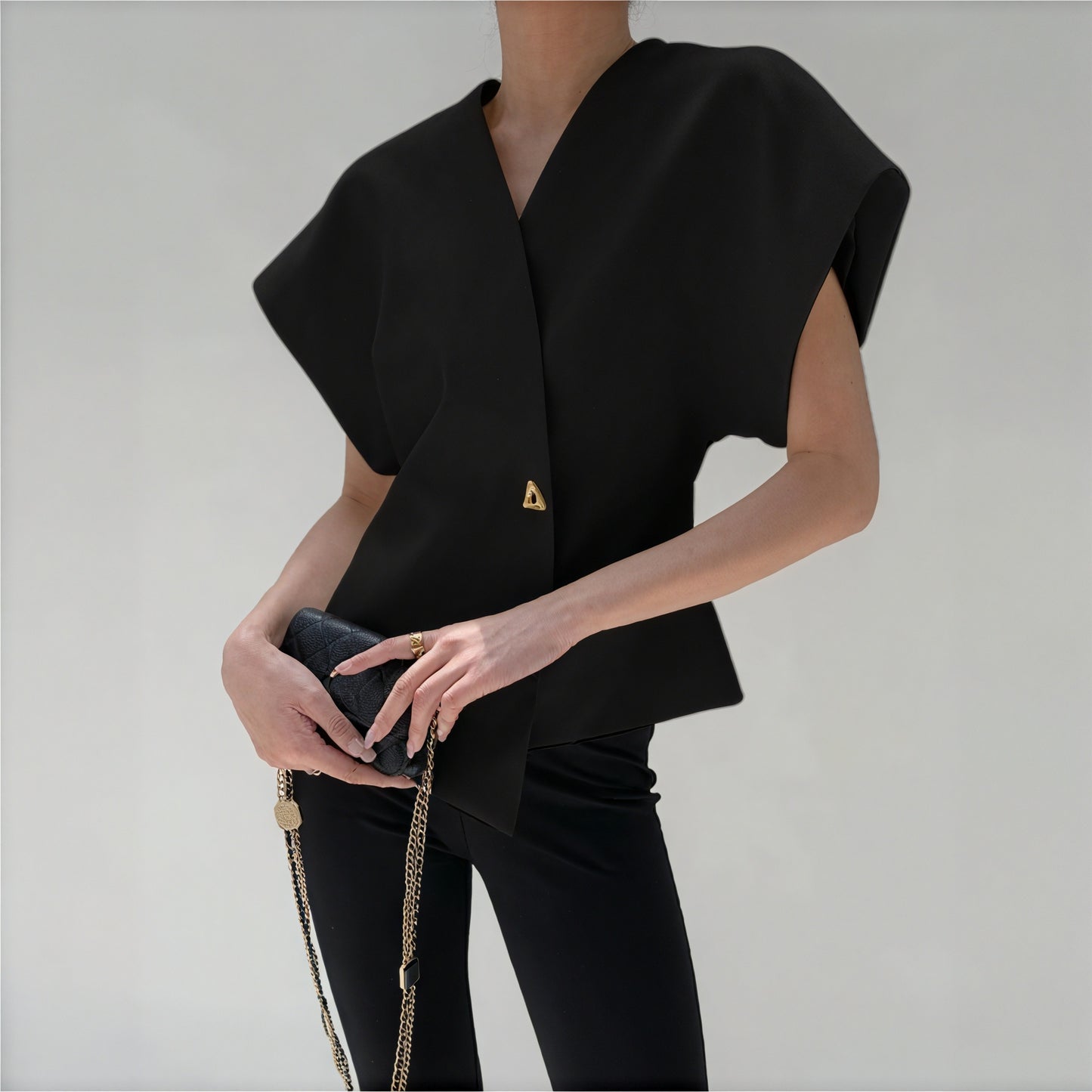 Top Elegante con Detalle Dorado Sofisticado