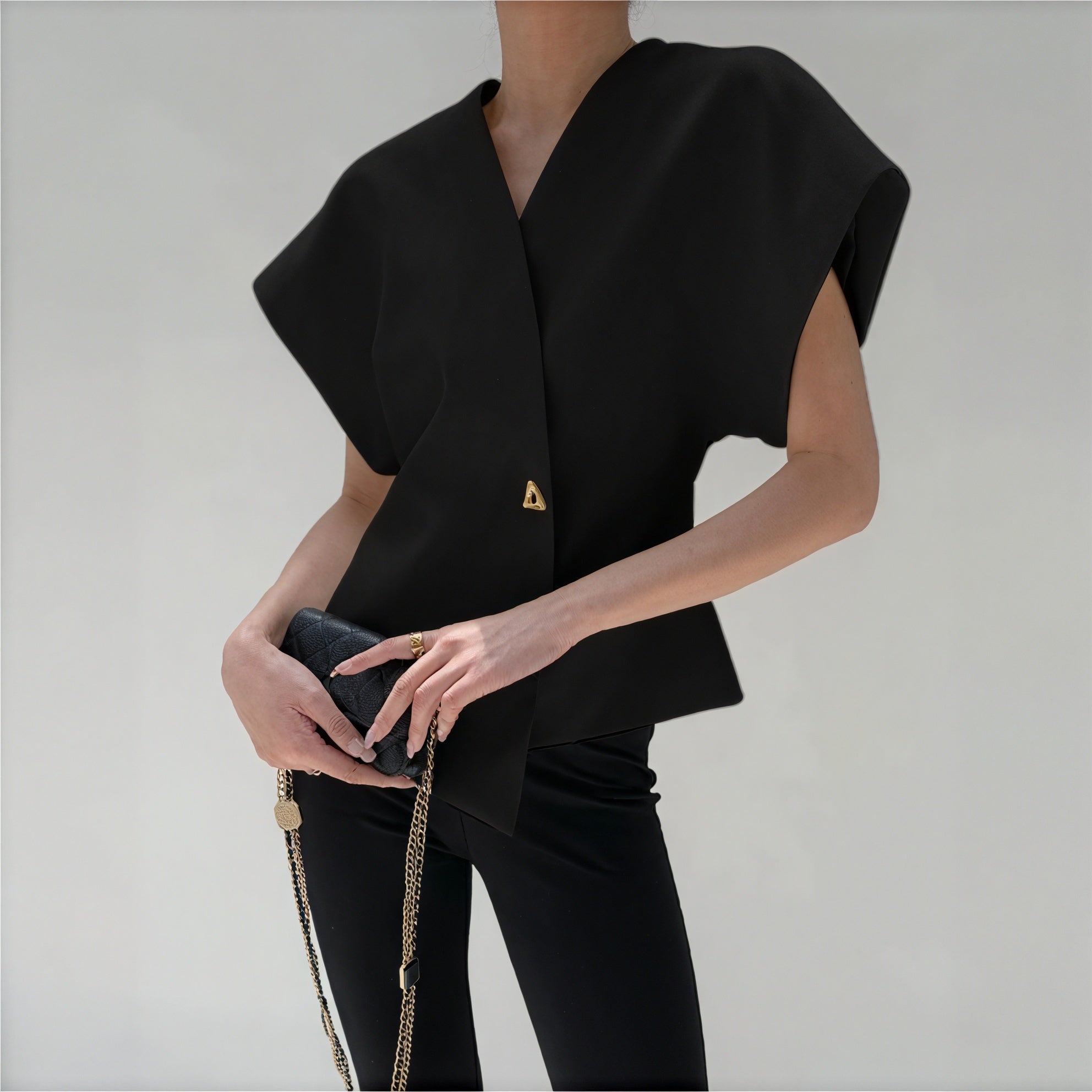Top Elegante con Detalle Dorado Sofisticado