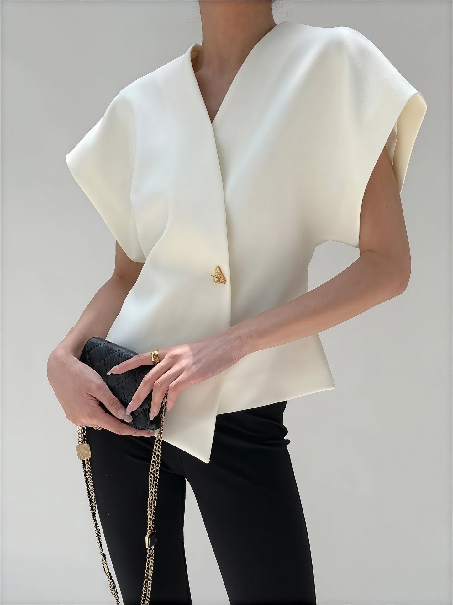 Top Elegante con Detalle Dorado Sofisticado