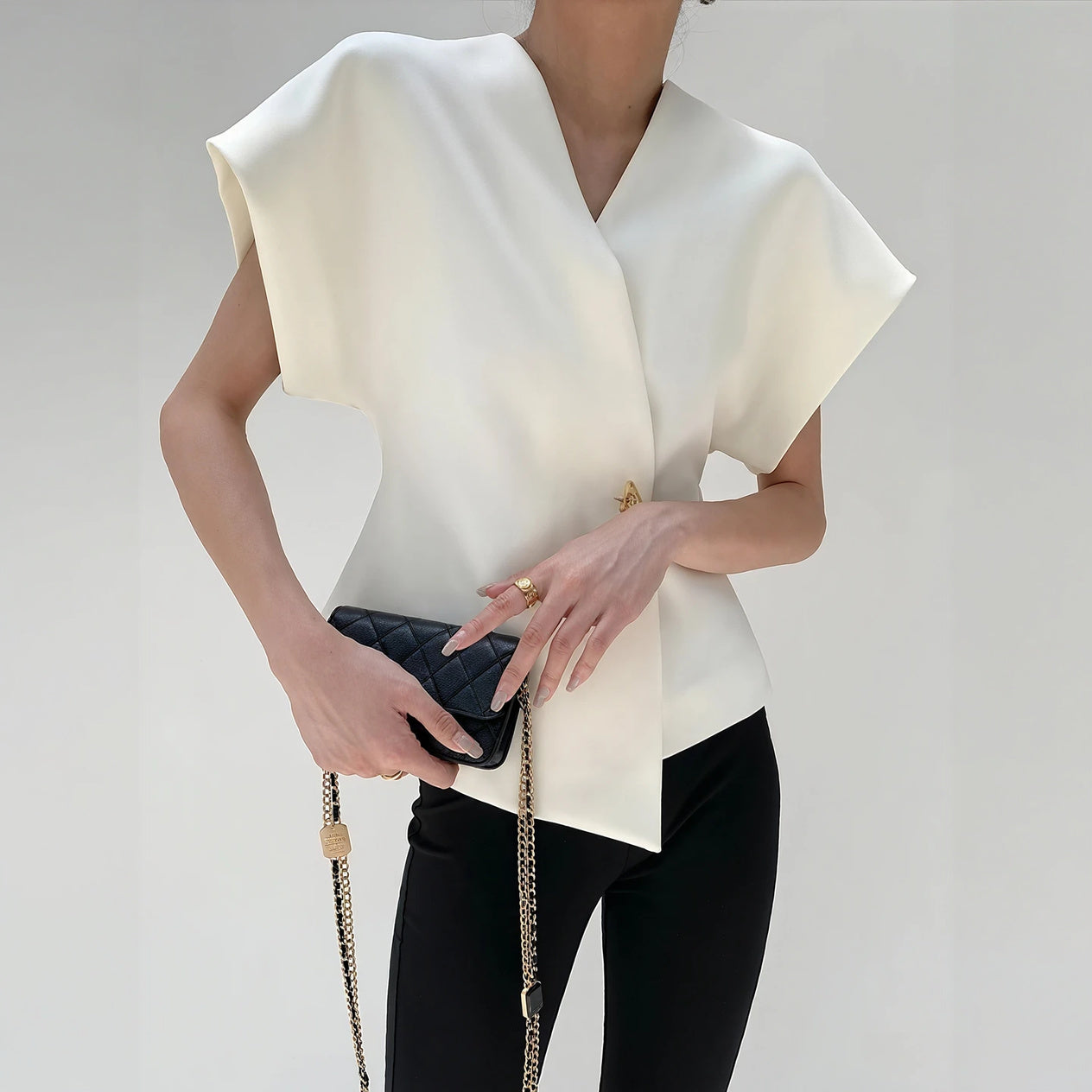 Top Elegante con Detalle Dorado Sofisticado