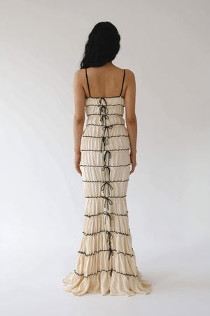 Vestido escalonado con lazos y ribete