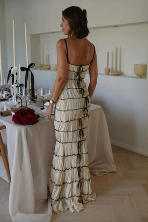 Vestido escalonado con lazos y ribete