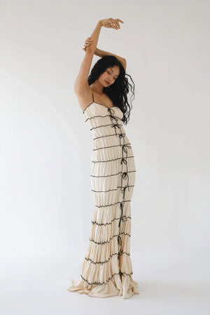Vestido escalonado con lazos y ribete