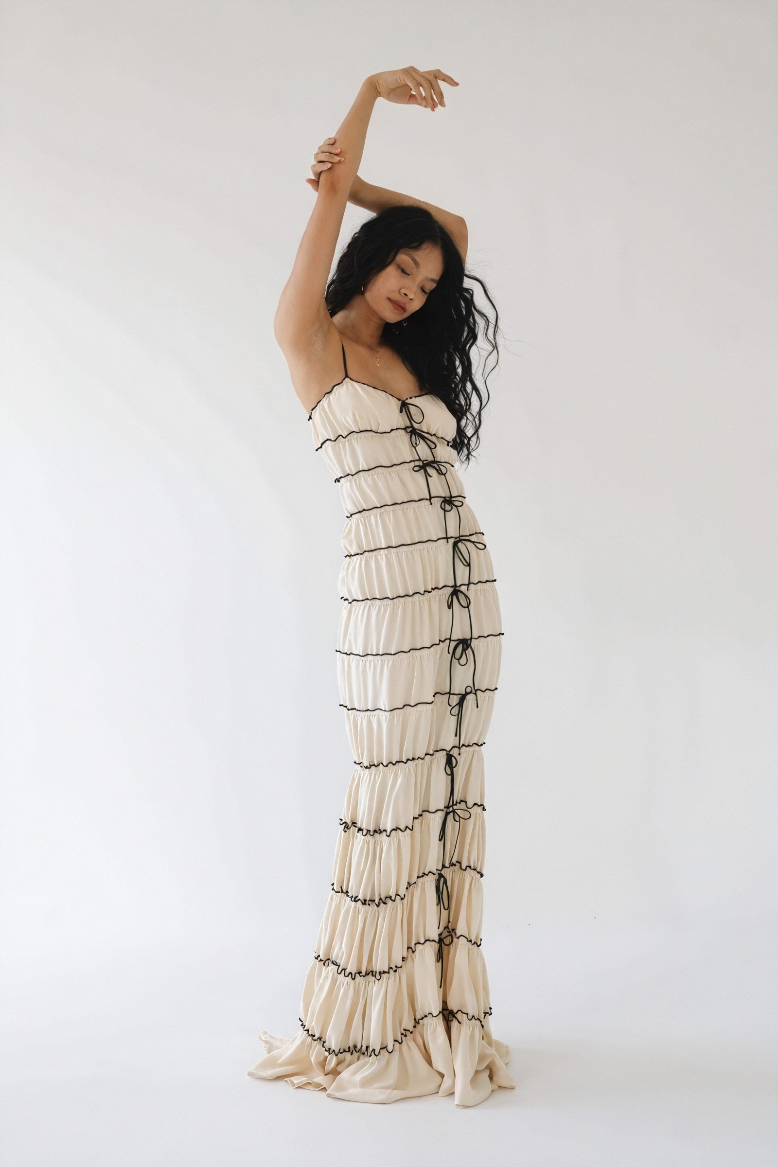 Vestido escalonado con lazos y ribete