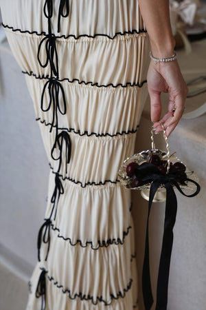 Vestido escalonado con lazos y ribete