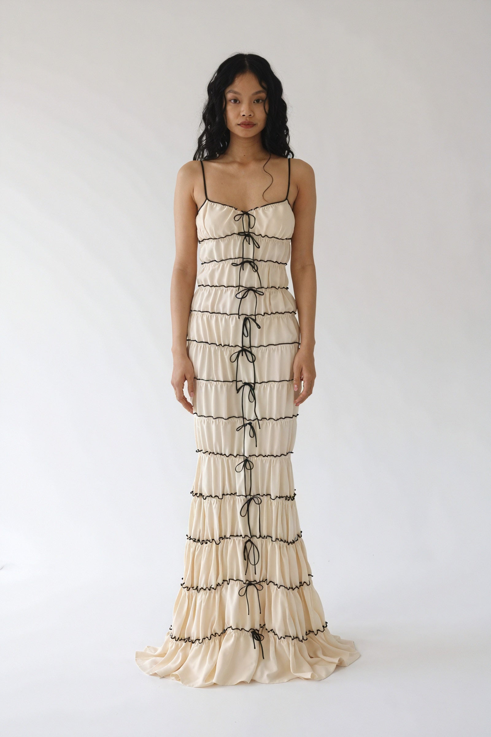Vestido escalonado con lazos y ribete