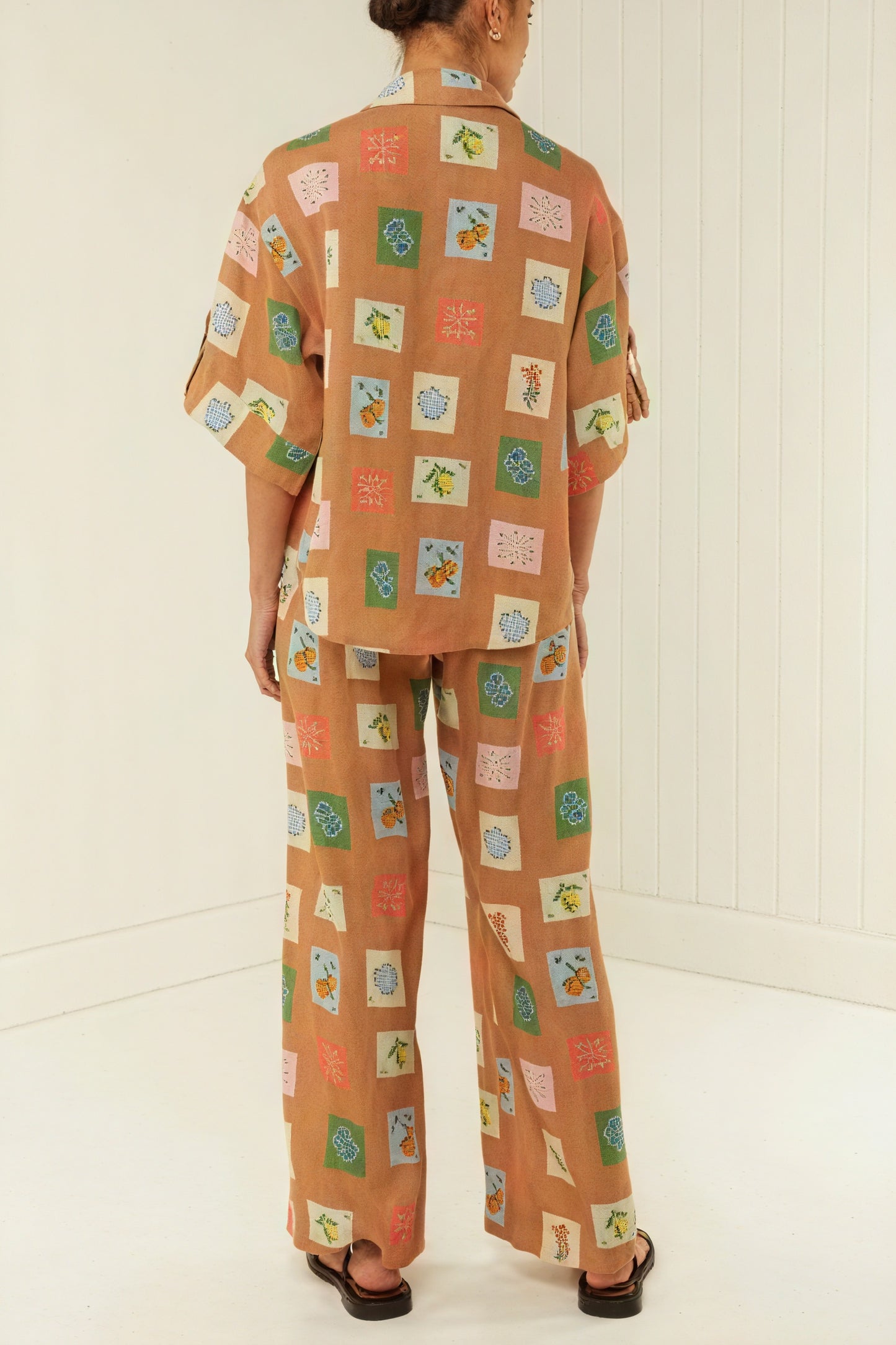 Conjunto Estampado Capri: Camisa y Pantalón