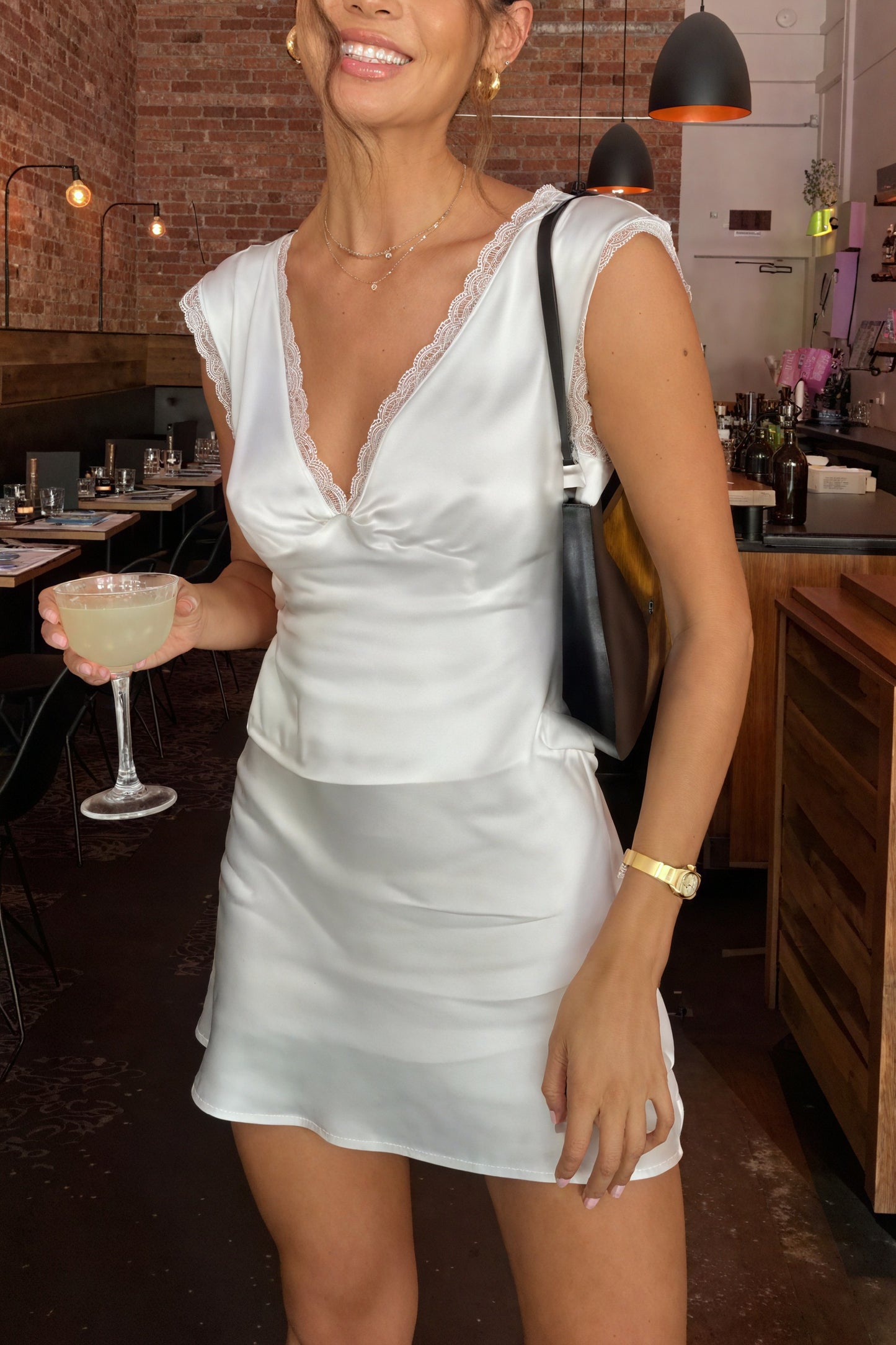 Vestido Mini Satén con Encaje Delicado