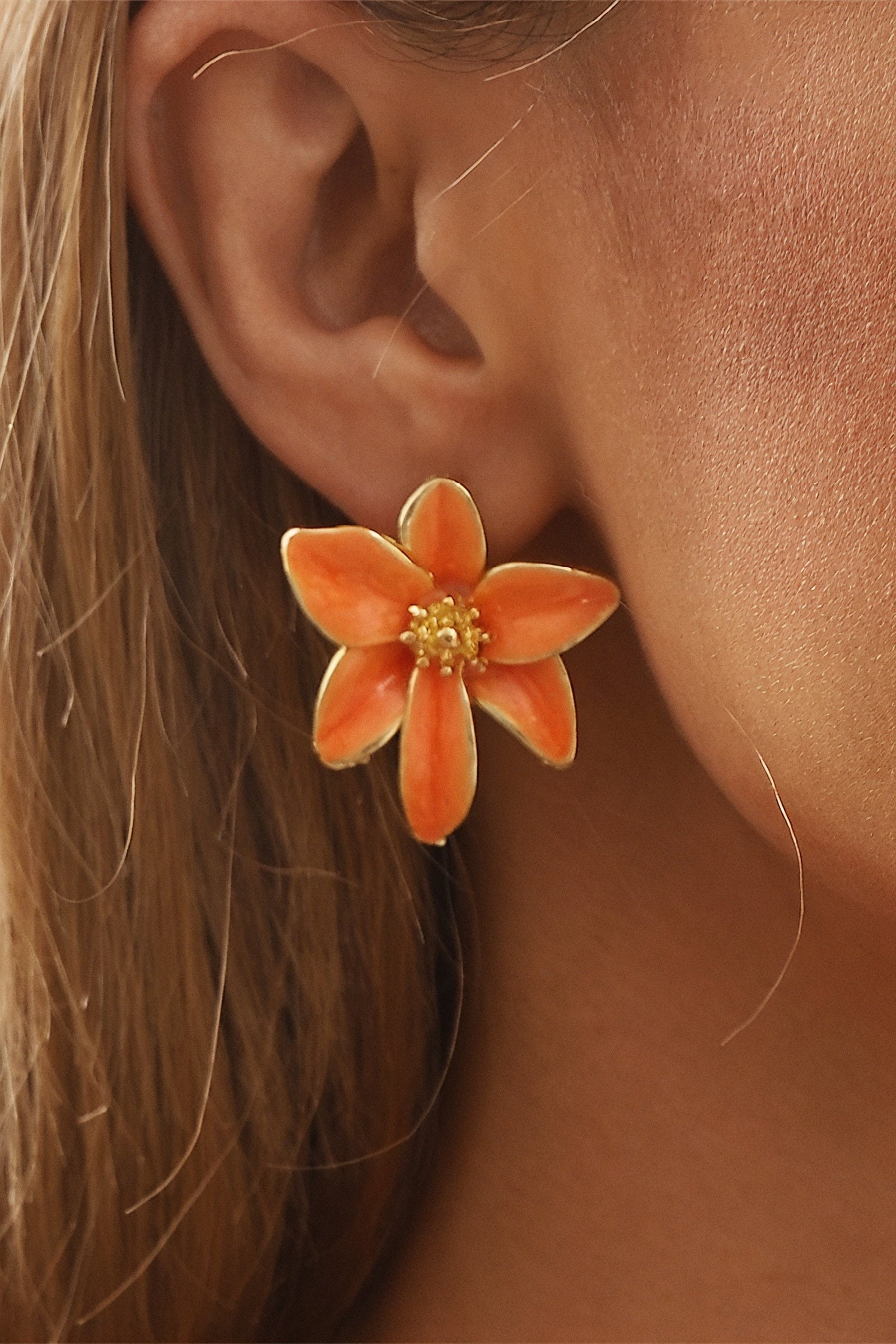 Pendientes Florales con Detalle Dorado