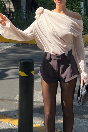 Top Asimétrico con Rosa Escultural