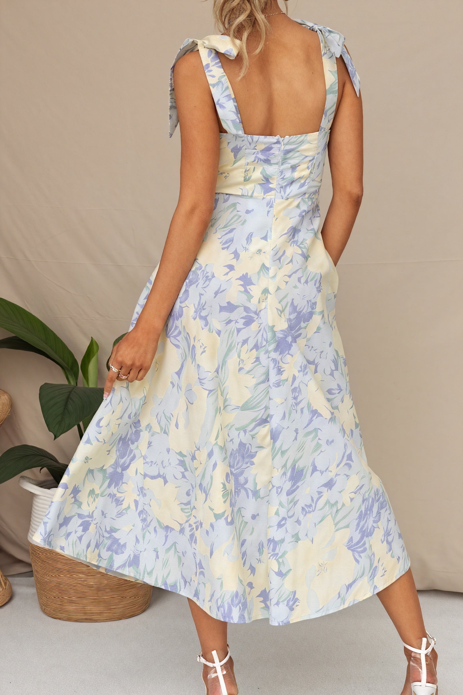 Vestido Midi Floral con Tirantes Anudados