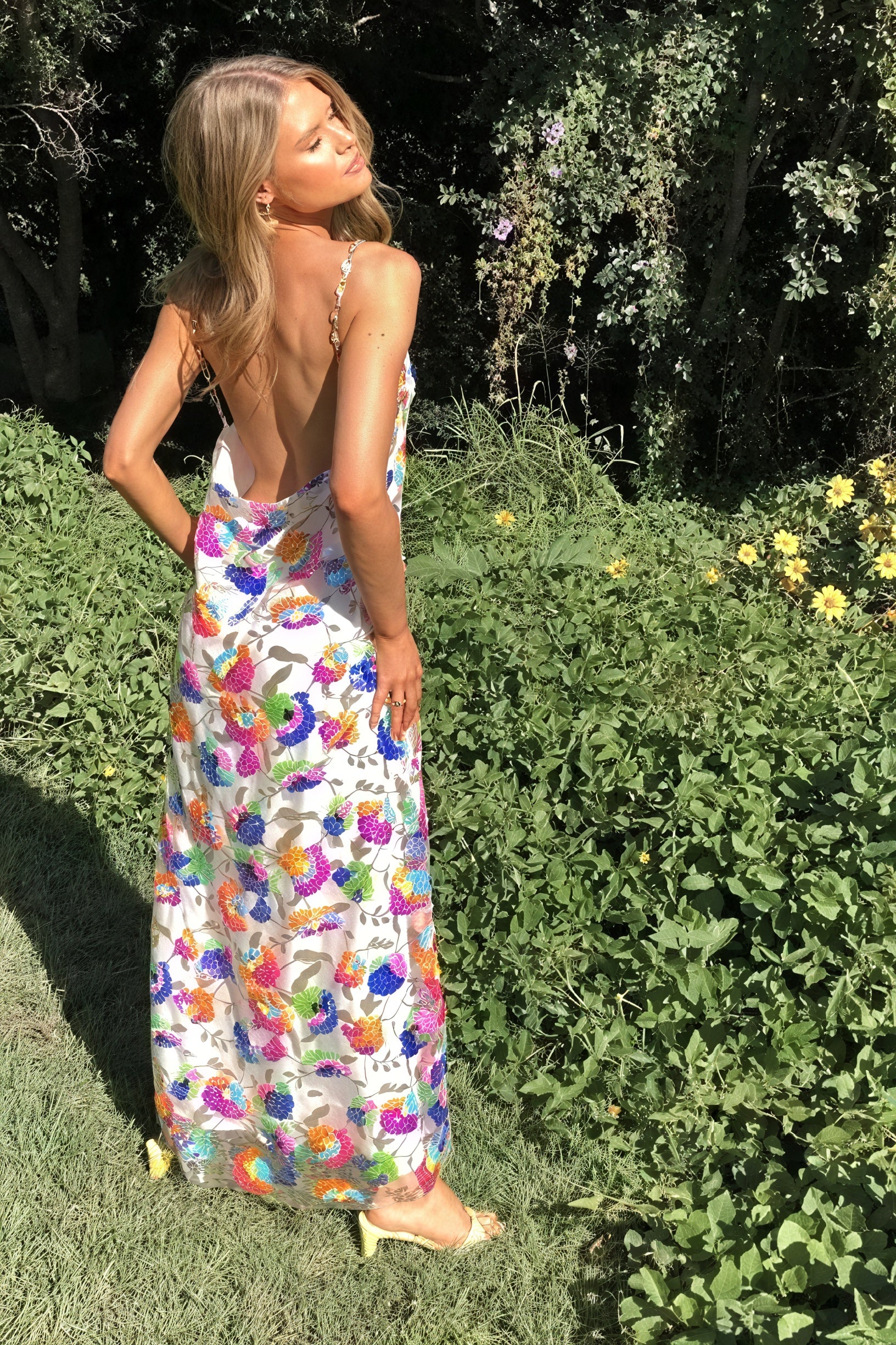 Vestido Floral Fluido con Espalda Descubierta