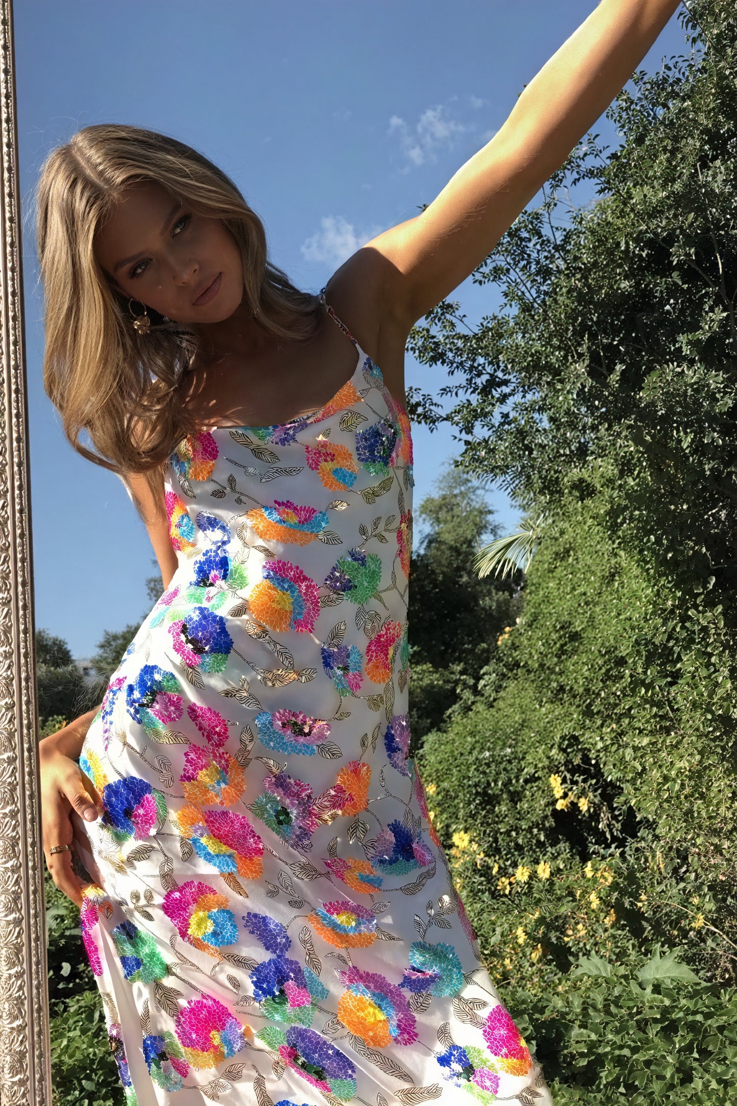 Vestido Floral Fluido con Espalda Descubierta