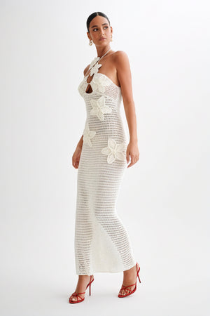 Vestido Halter con Detalles Florales Exquisitos