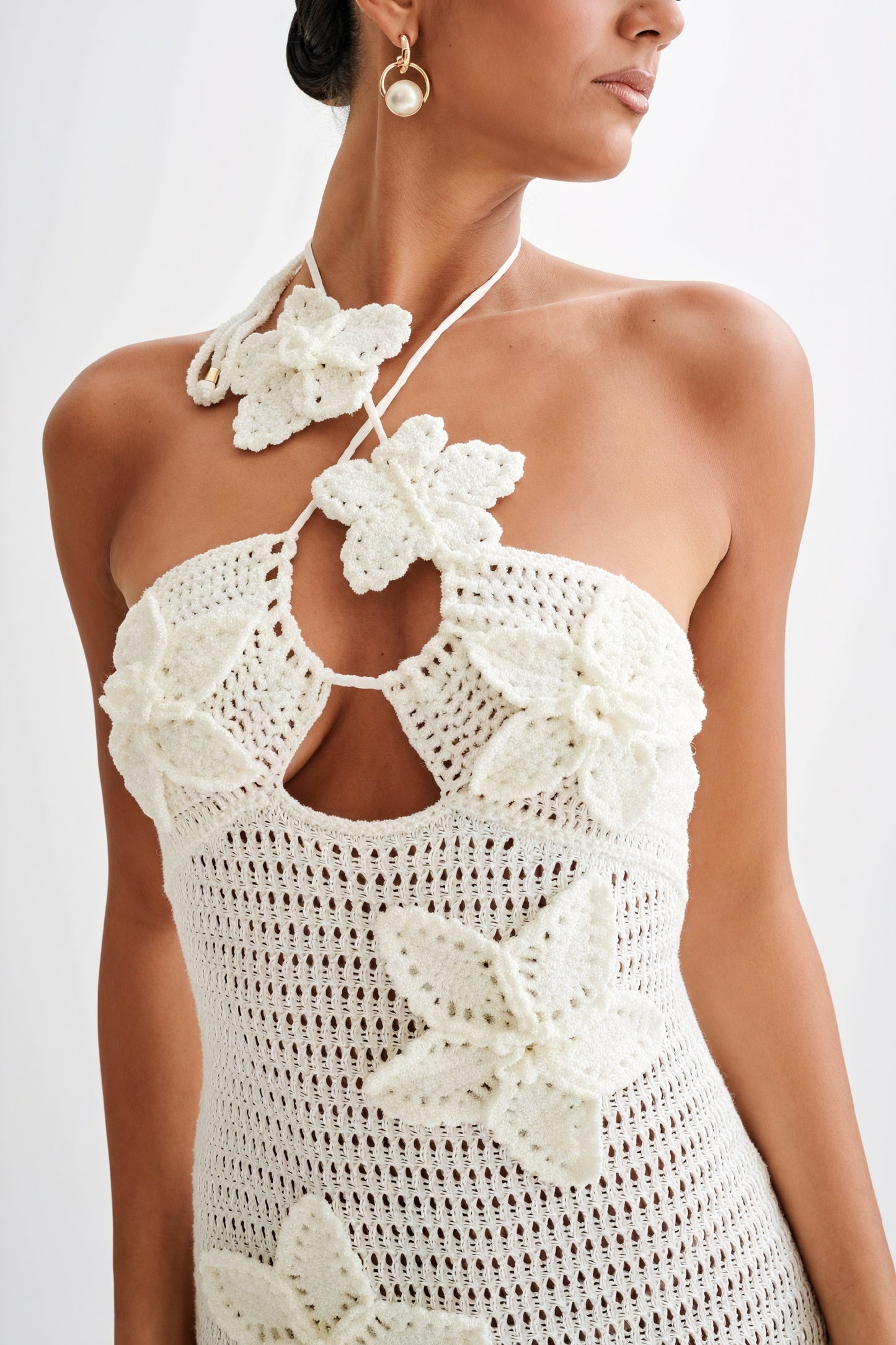 Vestido Halter con Detalles Florales Exquisitos