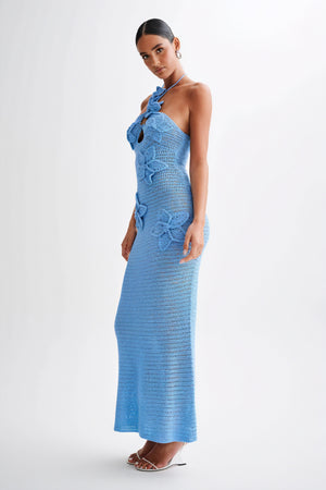 Vestido Halter con Detalles Florales Exquisitos