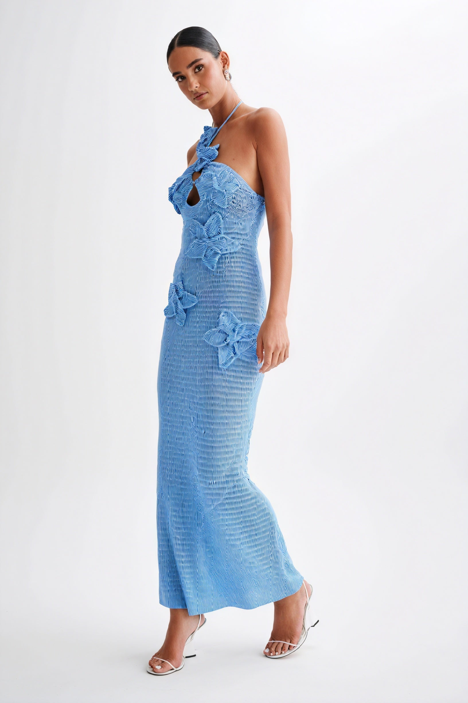 Vestido Halter con Detalles Florales Exquisitos