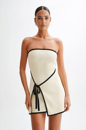 Mini Vestido Strapless Texturizado con Cinturón