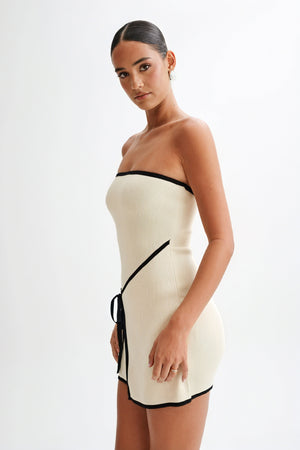 Mini Vestido Strapless Texturizado con Cinturón