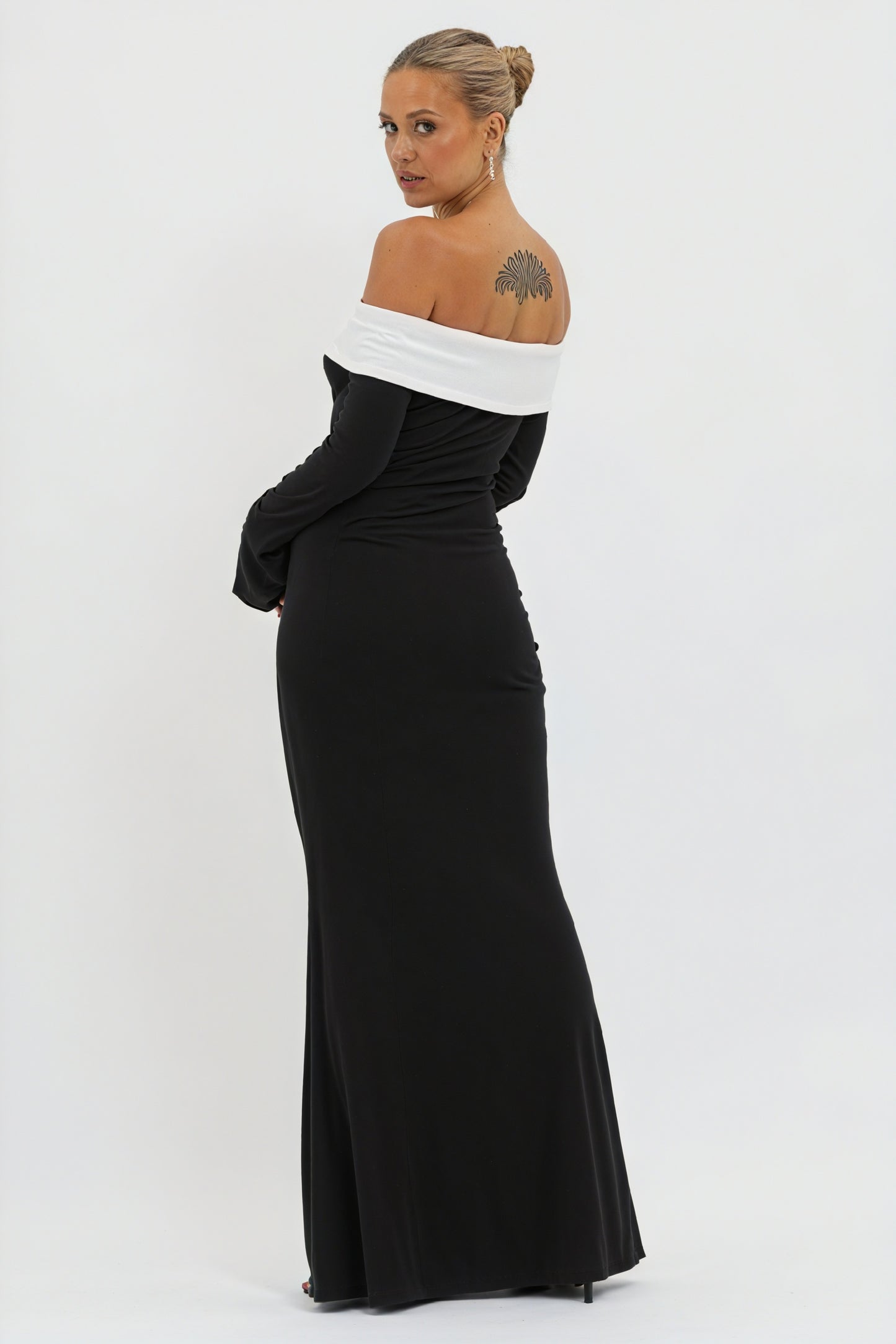 Vestido de Noche Color Block con Mangas Acampanadas