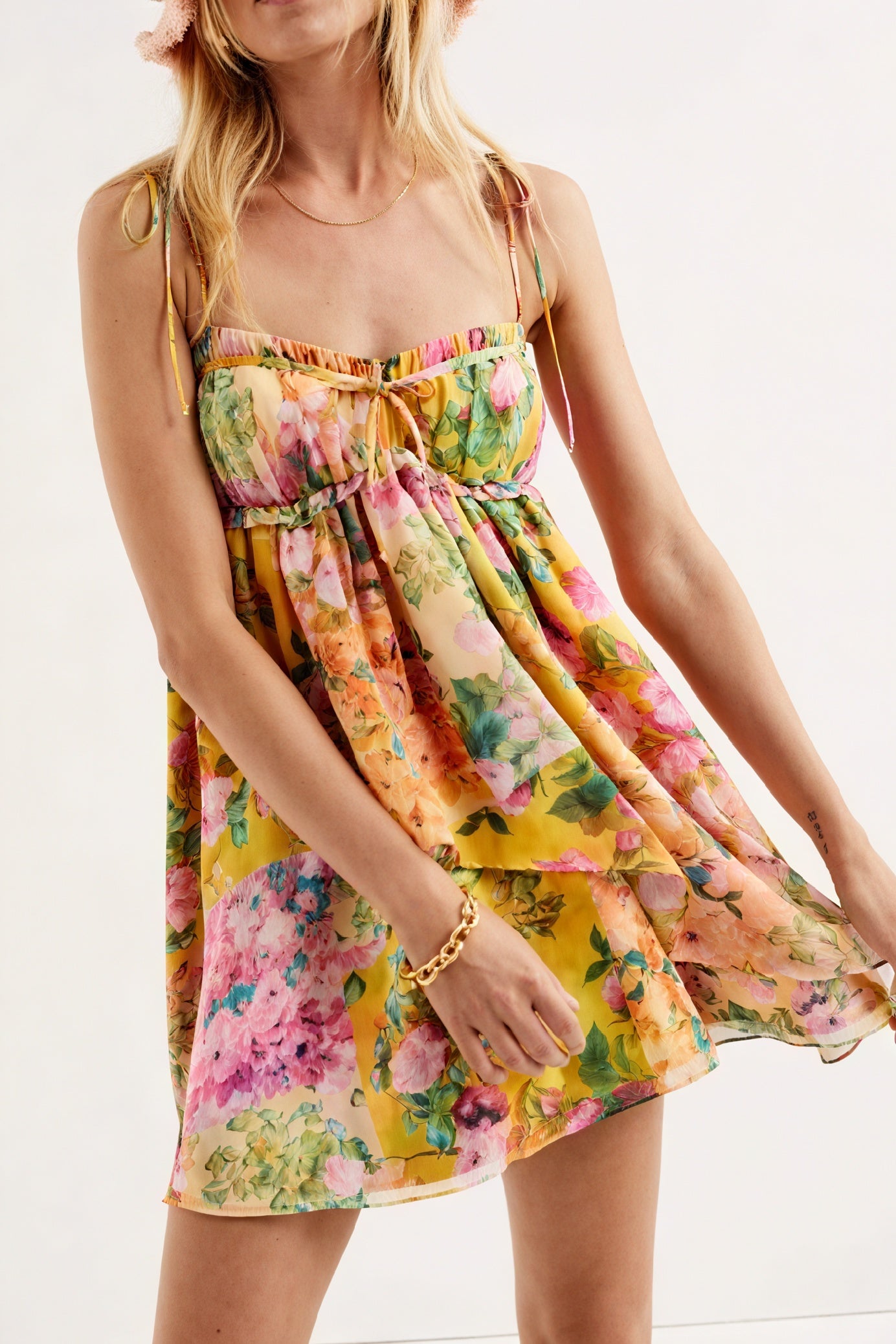 Vestido Mini Floral con Tirantes Finos