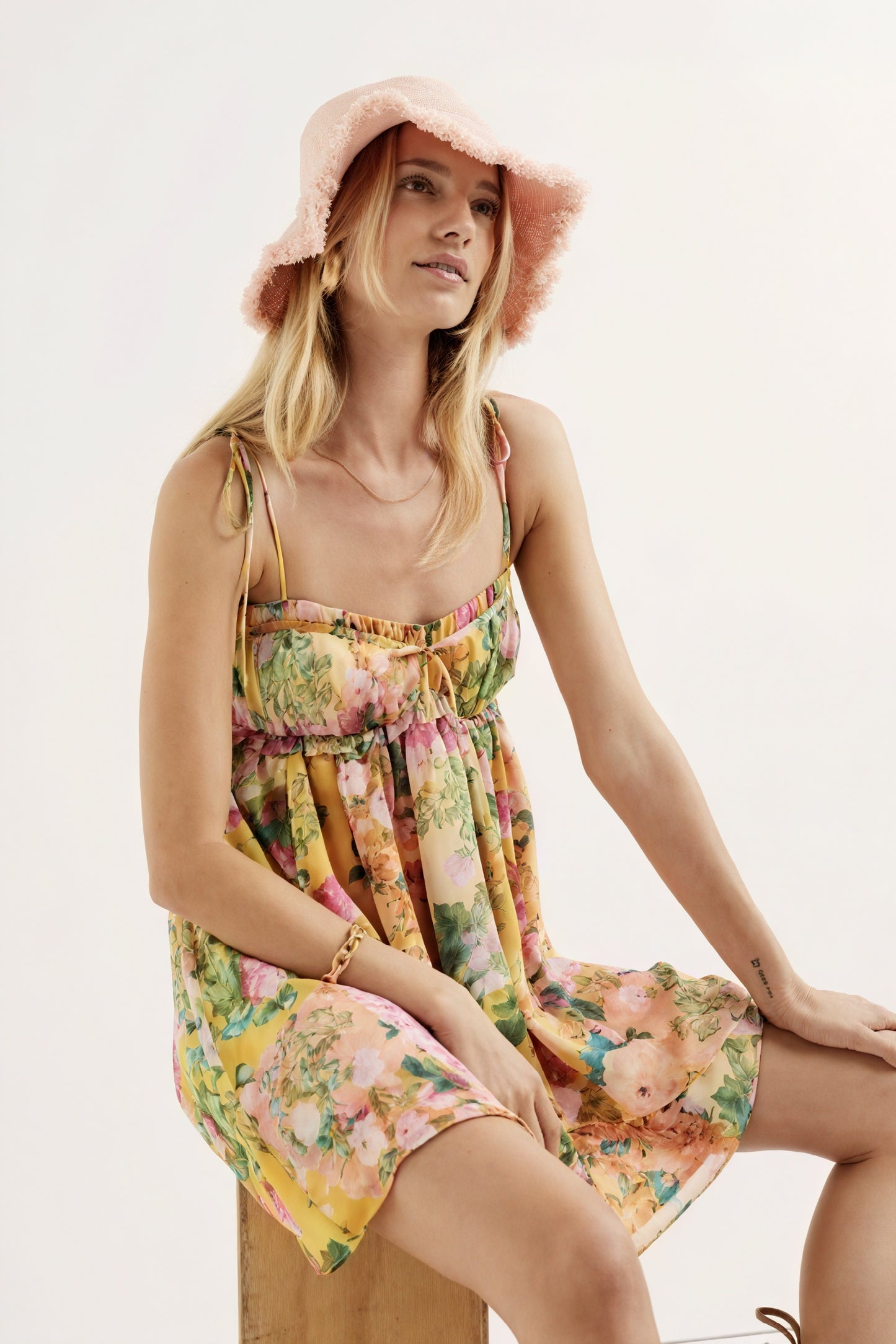 Vestido Mini Floral con Tirantes Finos