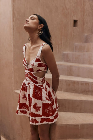Vestido Mini Floral con Detalle Cut-Out