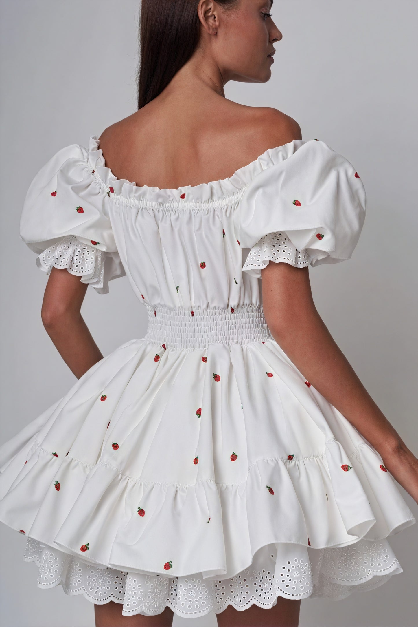 Vestido Romántico con Bordados Frutales