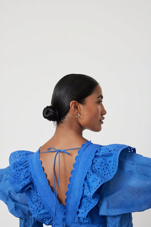 Vestido Mini con Cuello Oversize y Corte Láser