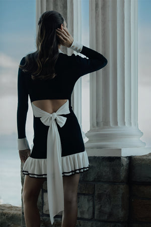 Elegancia Tejida: Vestido con Detalles Dorados